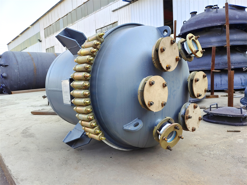 一臺完整的搪瓷反應釜主要由哪些部件組成？